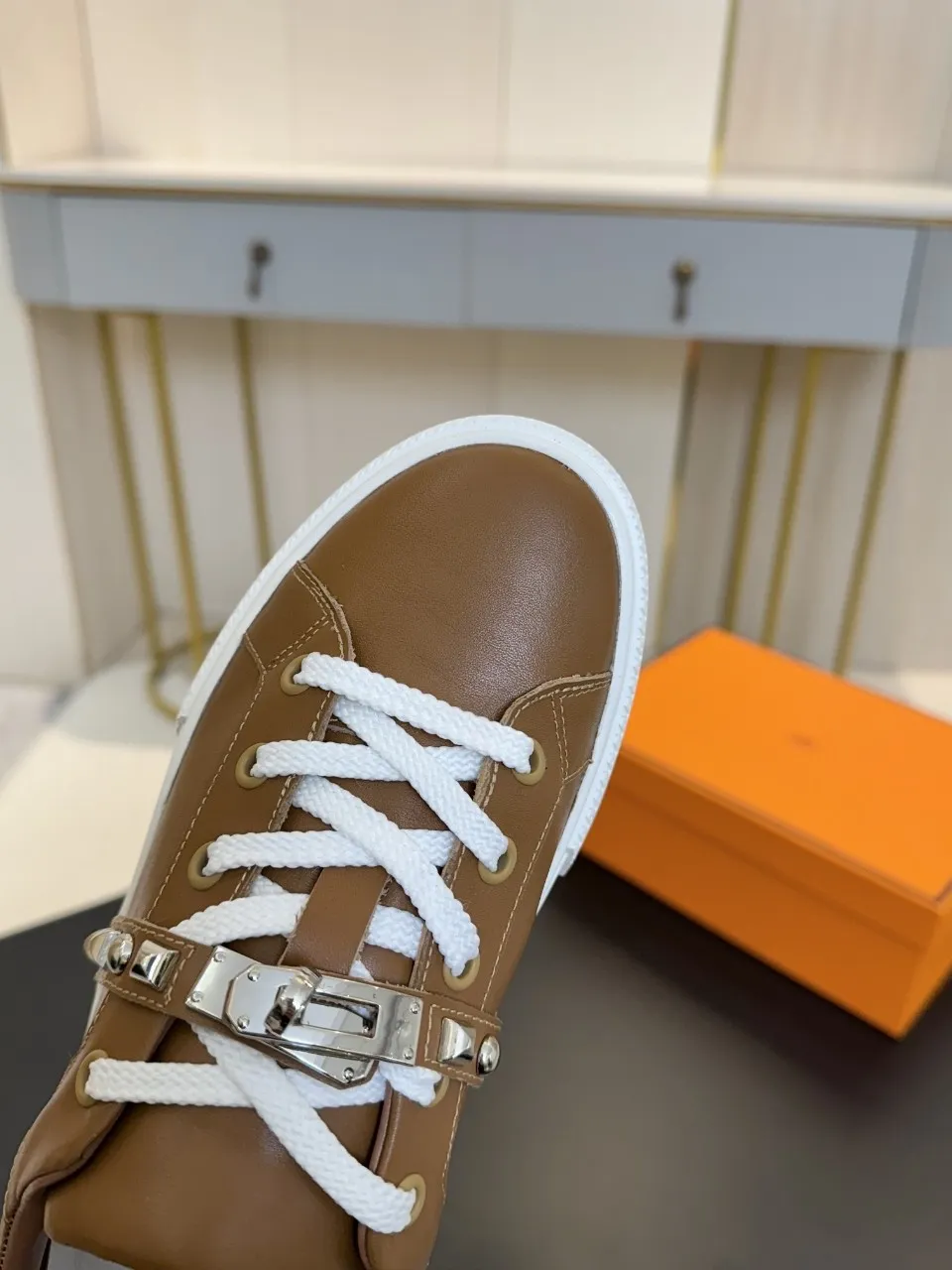 Men's Men's Shoes💰620❤️❤️❤️HERMES 2021 latest Kelly buckle white sneakers are online! The highest version on the market! Purchasing level quality! The H family rarely produces flat casual shoes, and they are styled with classic palladium-plated Kelly shoe buckles! Create a fashionable urban look that perfectly embodies the noble and elegant style of Hermès! Material selection: Fabric imported cowhide, lining + foot pads imported sheepskin, original molded TPU outsole, heavy gold molded kelly buckle full of texture Size: Female: 35-41 (41 is not returnable) Male: 39-45 (45 is not returnable)